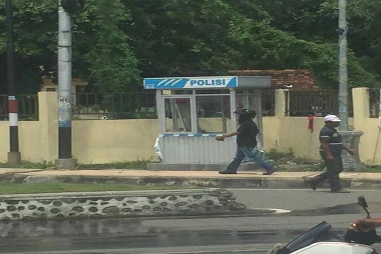 Kondisi pos polisi milik Polres Bima Kota yang menjadi sasaran amukan keluarga korban pembunuhan. Akibatnya, seluruh kaca pos lalulintas itu hancur.