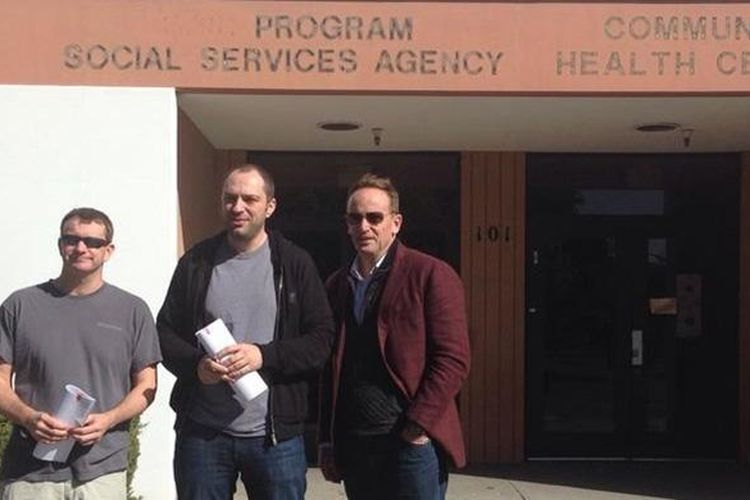 Brian Acton (kiri), Jan Koum (tengah) dan Jim Goetz dari Sequoia Capital berfoto di depan bekas kantor Dinas Sosial North County usai meneken perjanjian dengan Facebook
