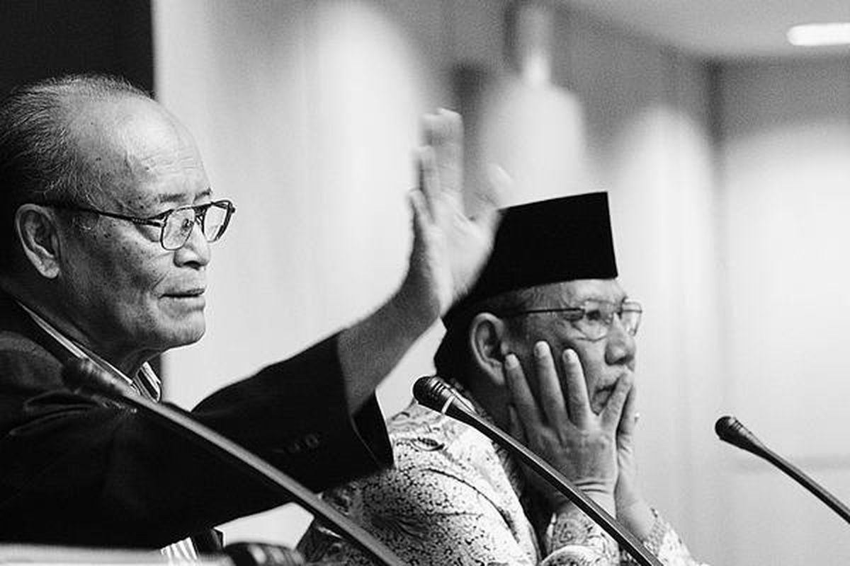 Mantan Ketua PP Muhammadiyah A Syafii Maarif (kiri) dan mantan Ketua Umum Pengurus Besar Nahdlatul Ulama Hasyim Muzadi memberikan pandangan mengenai perkembangan kehidupan sosial dan budaya pasca-perubahan UUD 1945 di Gedung MPR, Jakarta, Jumat (20/8).