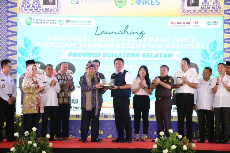 Gubernur Sumatera Selatan (Sumsel) Herman Deru saat menerima penghargaan dari BPJS Kesehatan atas komitmennya mencapai UHC pada 2023, di Rumah Dinas Gubernur Sumsel Griya Agung, Palembang, Rabu (13/9/2023).