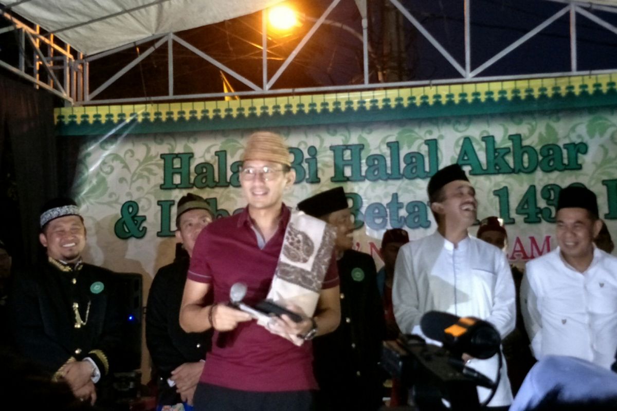 Wakil Gubernur DKI Jakarta Sandiaga Uno saat menutup acara halalbihalal dan lebaran Betawi di Pondok Kelapa, Duren Sawit, Jakarta Timur, Minggu (15/7/2018) malam.