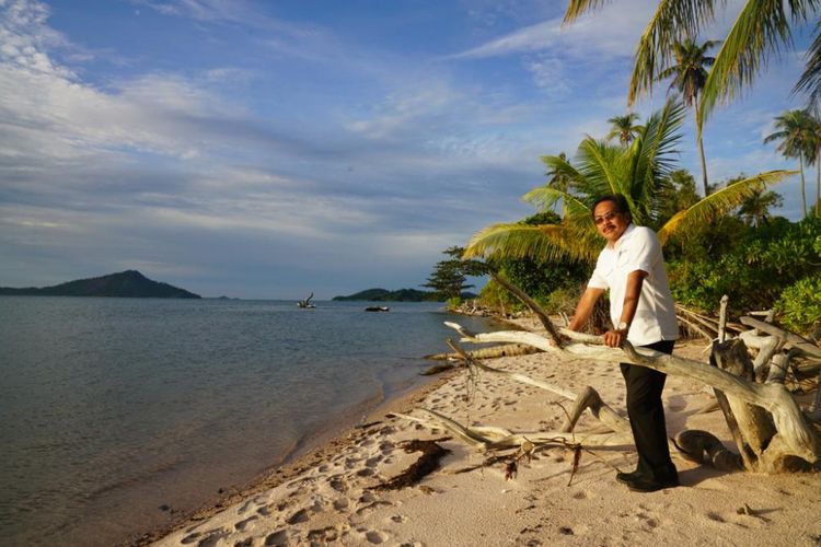 Gubernur Kepulauan Riau (Kepri) Nurdin Basirun saat megunjungi Pulau Duyung yang ada di Kabupaten Lingga, Selasa (11/9/2018). Dia akan menjadikan pulau ini sebagai salah satu destinasi pariwisata di Kepri untuk penambah PAD Kepri