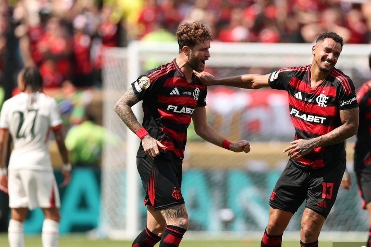 Bek Flamengo asal Brasil, Leo Pereira (kiri) dan Danilo (13) merayakan gol dalam pertandingan sepak bola Grup D Piala Dunia Antarklub 2025 antara Flamengo vs Chelsea (Inggris) di Stadion Lincoln Financial Field di Philadelphia pada 20 Juni 2025. (Photo by CHARLY TRIBALLEAU / AFP)