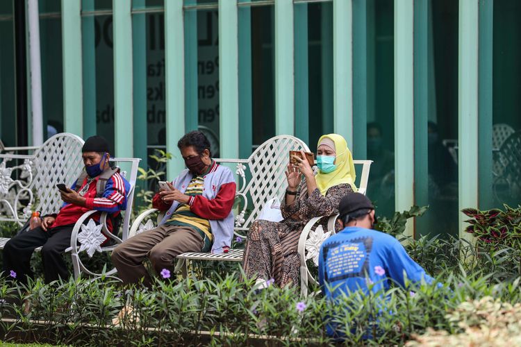 Warga duduk sambil menjaga jarak saat antre tes cepat pemeriksaan Covid-19 di Rumah Sakit Umum Daerah (RSUD) Pasar Minggu, Jakarta Selatan, Senin (6/4/2020). RSUD Pasar Minggu ditetapkan menjadi salah satu rumah sakit rujukan di Jakarta yang bisa melayani pasien dengan gejala terinfeksi, diduga terinfeksi, ataupun terinfeksi Covid-19.