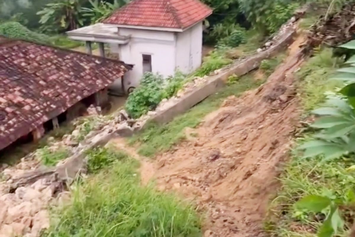 Rumah salah satu warga di Dusun Bukkol, Desa Katol Timur, Kecamatan Kokop, Kabupaten Bangkalan rusak setelah tertimpa longsor, Senin (16/6/2025). 