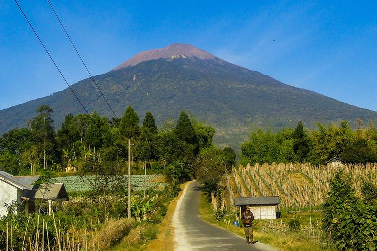 Tanah di Bibir Puncak Ambles, Pendaki Asal Brebes Terjatuh ke Kawah Gunung Slamet