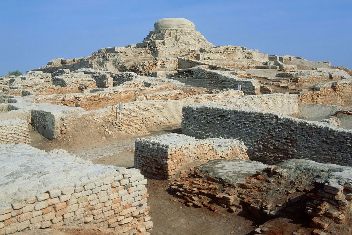 Situs arkeologi Mohenjo-Daro di Distrik Larkana, Sindh, Pakistan, yang diketahui sebagai salah satu pusat Peradaban Lembah Sungai Indus dan salah satu kota besar paling awal di dunia, sezaman dengan peradaban Mesir kuno, Mesopotamia, dan Minoa.