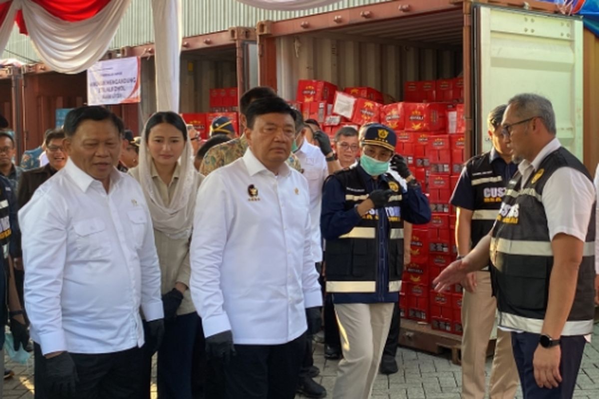 Menko Polhukam, Budi Gunawan (tengah) di Surabaya, Rabu (5/2/2025).