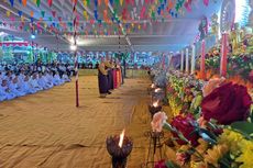Khidmat Prosesi Penyemayaman Api Dharma Waisak 2567 BE di Candi Mendut