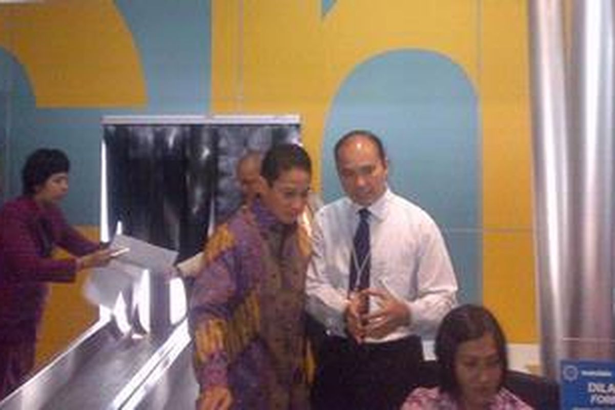 Pemegang saham Mandala Airlines, Sandiaga Uno, melakukan pengecekan di tempat check-in, Terminal 3 Bandara Soekarno-Hatta, Kamis (5/4/2012) pagi jelang penerbangan perdana ke Medan setelah sempat berhenti beroperasi pada awal tahun 2011.
