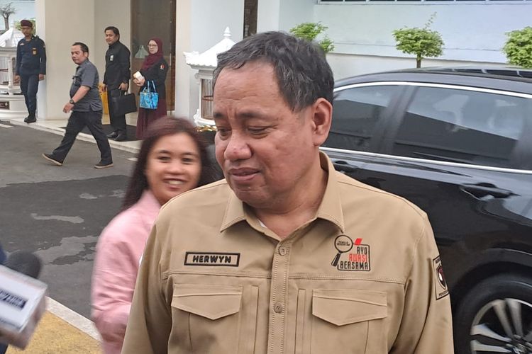 Anggota Badan Pengawas Pemilu (Bawaslu) RI Herwyn Malonda saat ditemui di kantor KPU, Jakarta Pusat, Senin (11/3/2024). 