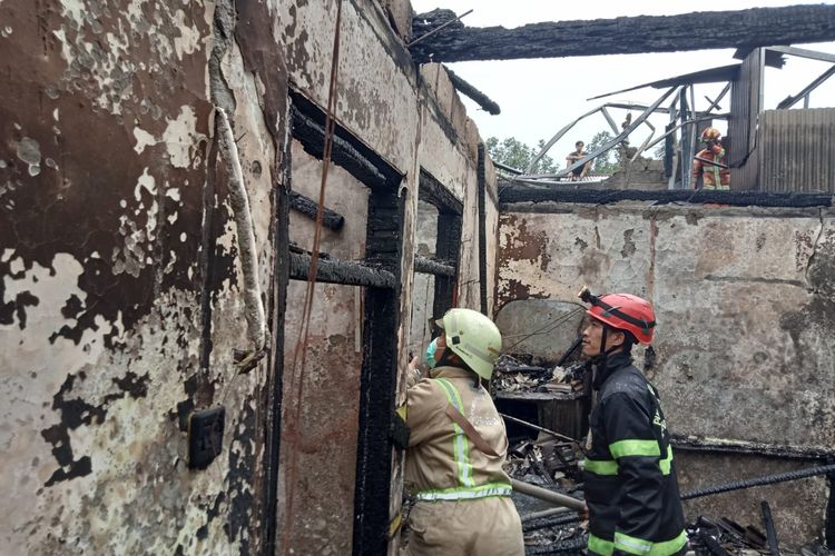 Kebakaran melanda Pabrik kerupuk di Jalan Tanah Baru, Beji, Depok, Sabtu (13/11/2021).