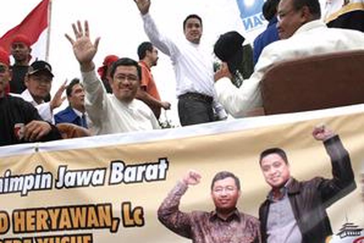 Pasangan Calon Gubernur dan Wakil Gubernur Jawa Barat, Ahmad Heryawan dan Dede Yusuf, melambaikan tangan saat diarak melintas Jalan Soekarno-Hatta, Bandung, Sabtu (19/1). Pasangan ini mendatangi kantor KPU Jabar untuk penyerahan berkas calon gubernur dan wakil gubernur untuk periode 2008-2013. 