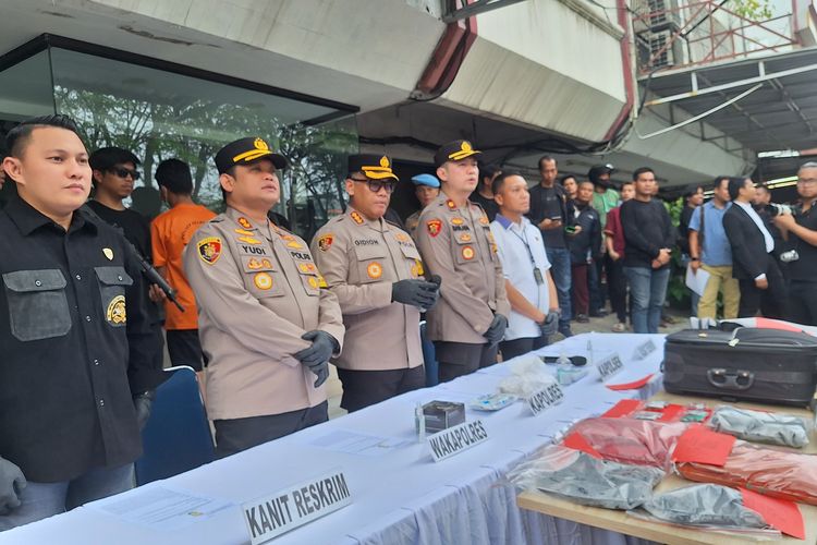 Polres Jakarta Utara dan Polsek Kelapa Gading ungkap kasus wanita hamil tewas di ruko yang ada di Jalan Boulevard. Selasa (23/4/2024).