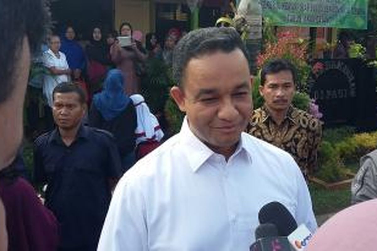 Menteri Pendidikan dan Kebudayaan Anies Baswedan, saat mengunjungi SD Negeri 01 Lebak Bulus, Jakarta Selatan, Senin (27/7/2015).