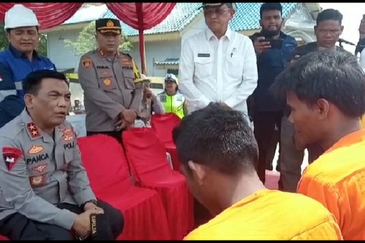 Kapolda Sumatera Utara, Irjen Pol RZ Panca Putra Simanjuntak menginterogasi dua dari empat pelaku pencurian besi Jembatan Swi Wampu pada 14 April 2023 sore. Jembatan Sei Wampu di Kecamatan Wampu, Kabupaten Langkat resmi dibuka secara operasional pada Senin (17/4/2023) siang.