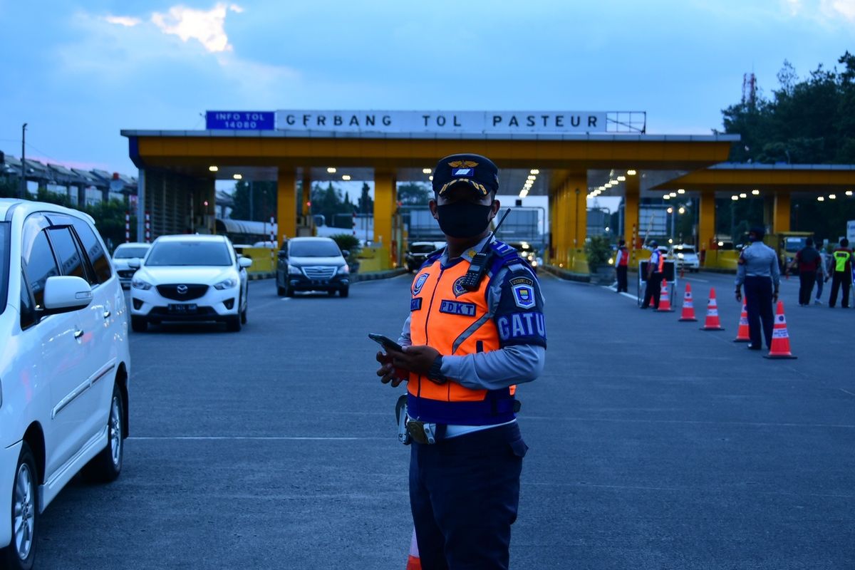 Petugas gabungan tengah menerapkan ganjil genap di depan Gerbang Tol Pasteur Bandung, Jumat (17/9/2021). Sebanyak 640 kendaraan diputar balikan lantaran tak sesuai dengan nomor ganjil genap hari ini.