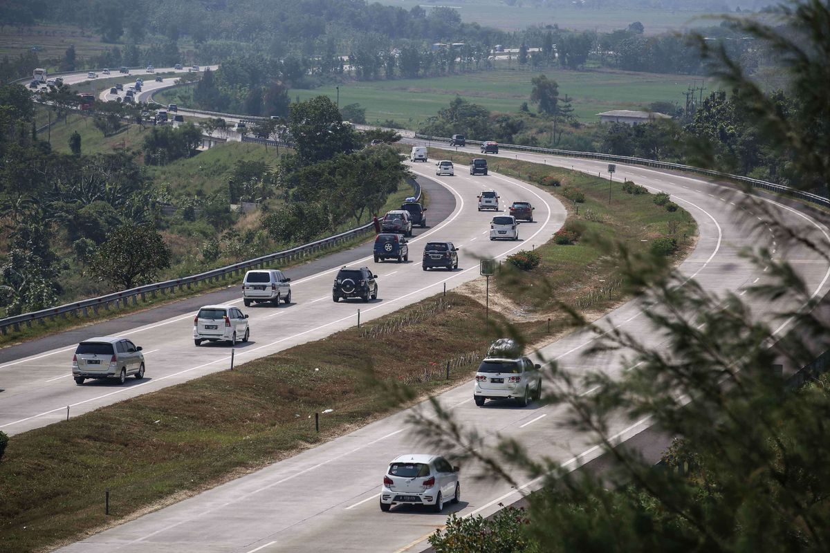 Kendaraan pemudik dari arah Jakarta melewati jalan tol cikopo palimanan di Jawa Barat, Minggu (2/6/2019). Sistem satu arah atau one way mulai diterapkan di jalan tol Jakarta-Cikampek hingga tol Batang-Semarang di Jawa Tengah pada H-6 Lebaran 2019, Kamis (30/5).