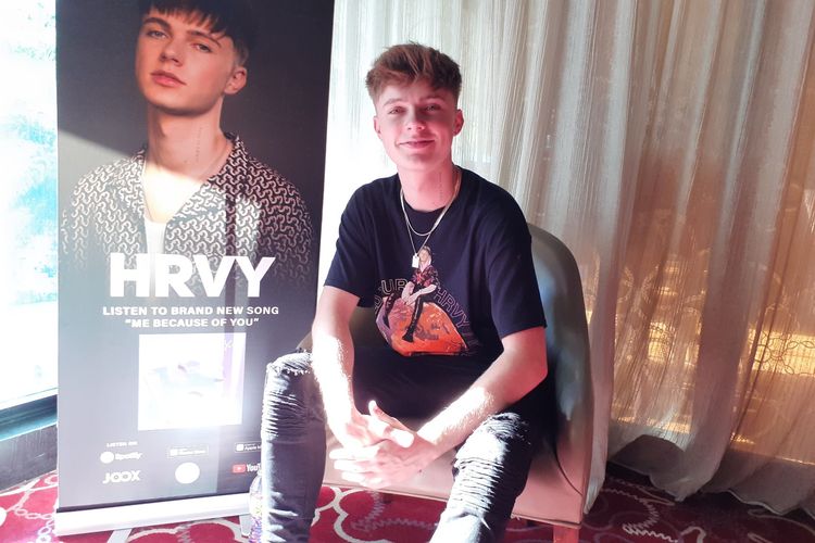 Harvey Leigh Cantwell  atau HRVY usai wawancara eksklusif dengan Kompas.com di Mandarin Oriental, Jakarta Pusat, Sabtu (22/2/2020).