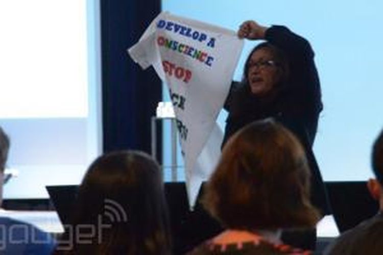 Wanita pemrotes yang muncul dalam konferensi Google I/O 2014 di San Francisco, Rabu (25/6/2014)
