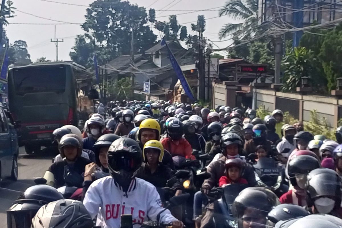 Situasi kemacetan di Jalur Wisata Puncak Bogor, Jawa Barat, Minggu (30/4/2023).