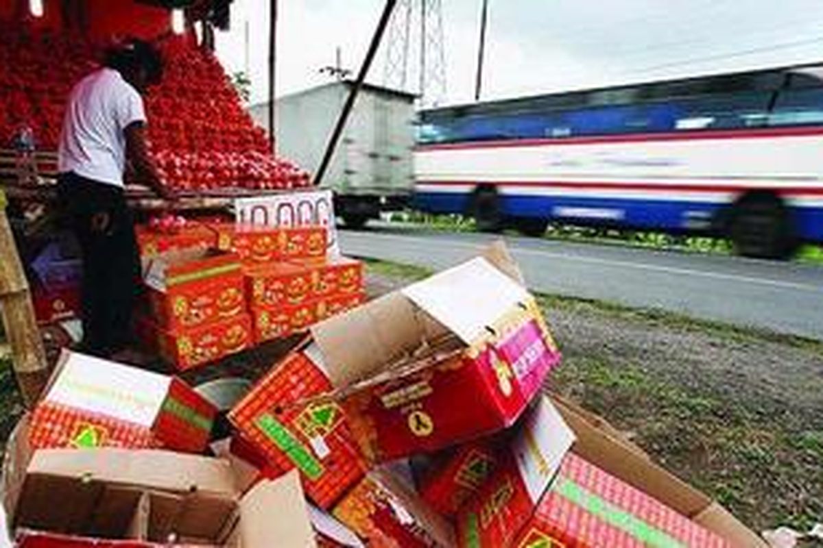 Kios buah dipenuhi jeruk mandarin jenis santang dan sweet ponkam yang dijual di pinggir jalan di kawasan Jombang, Jawa Timur, Rabu (20/1). Penjualan buah impor China sudah sejak lama merambah hingga ke pedesaan.