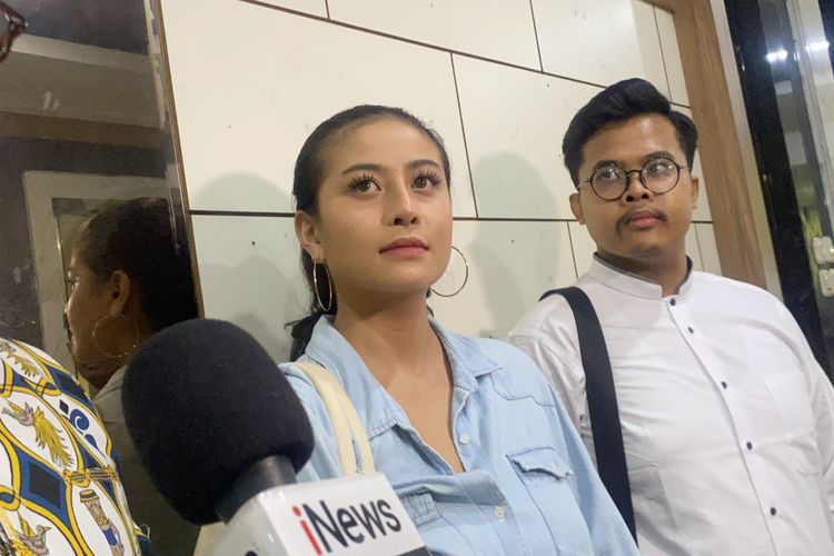“Kami Berada di Pihak Korban” Janji Awkarin Usai Diperiksa soal Kasus Hanania Travel