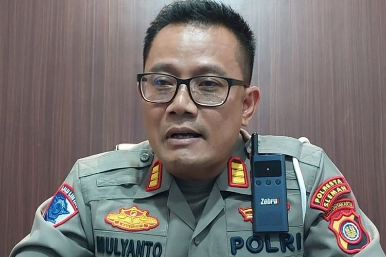 Kasat Lantas Polresta Sleman AKP Mulyanto saat memberikan keterangan kepada wartawan terkait peristiwa kecelakaan di Jalan Palagan Tentara Pelajar, Sariharjo, Kapanewon Ngaglik, Kabupaten Sleman yang terjadi pada 24 Mei 2025.