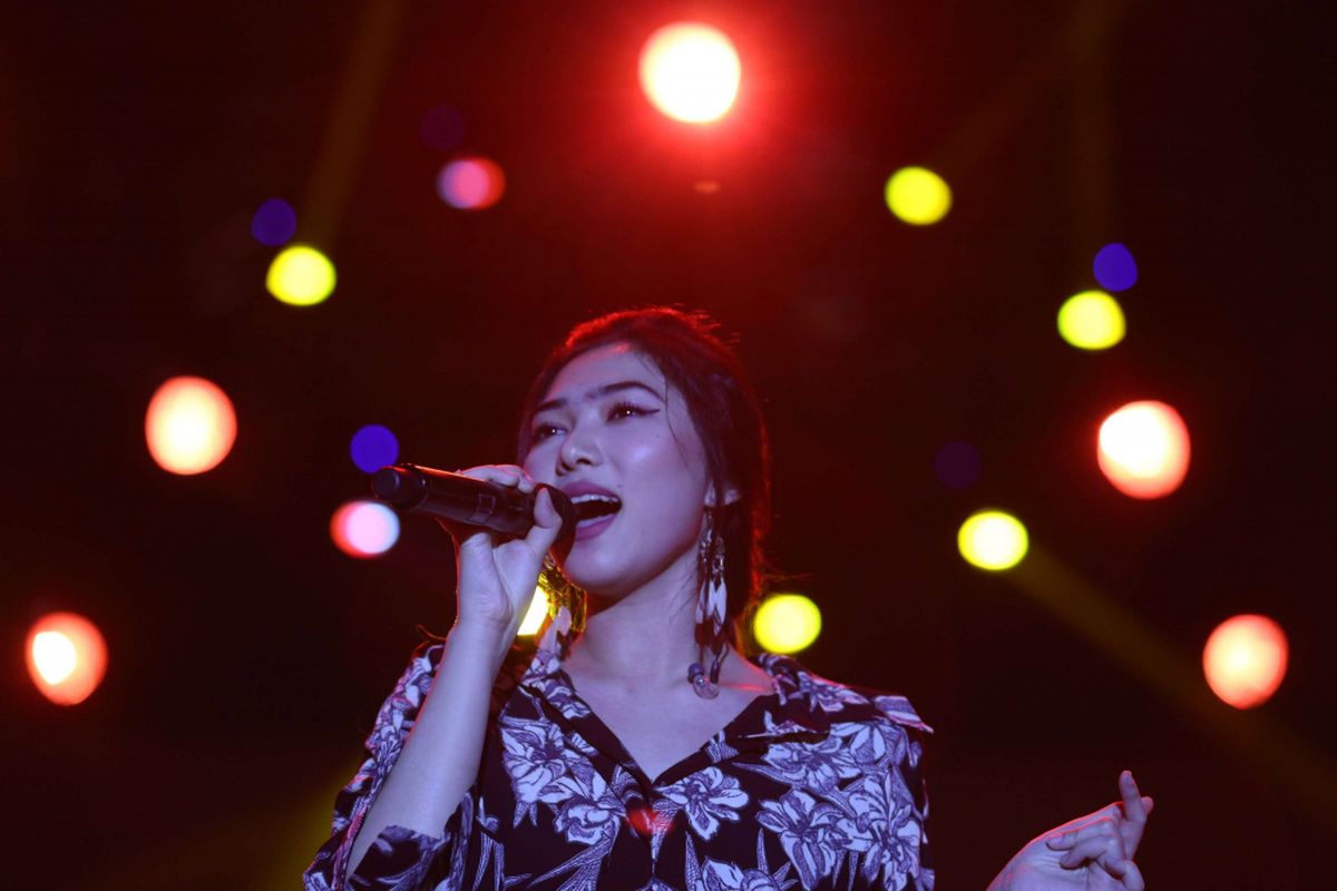 Penampilan Isyana Sarasvati menghibur para penonton saat acara Jak Japan Matsuri di Plaza Tenggara, Gelora Bung Karno (GBK) Senayan, Jakarta, Minggu (9/9/2018). Acara tahunan ini merupakan acara peringatan 60 tahun hubungan diplomatik Indonesia dan Jepang, sejumlah artis Indonesia dan Jepang memeriahkan acara ini salah satunya Isyana Sarasvati, Raisa, JKT48, AKB48, Kiroro dan lain-lain.