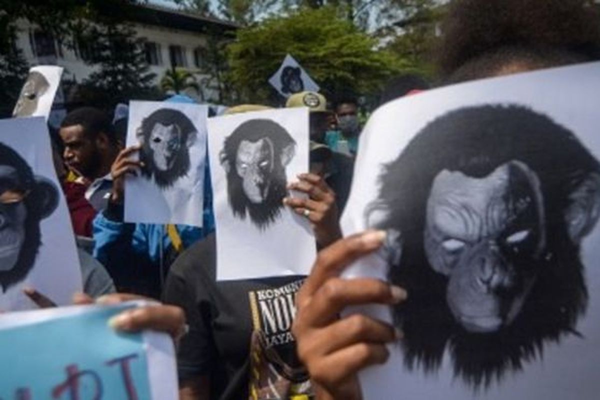 Massa aksi yang tergabung dalam Mahasiswa Papua melakukan aksi solidaritas di halaman Gedung Sate, Bandung, Jawa Barat, Kamis (22/8). Dalam aksinya mereka menolak pernyataan rasisme terhadap orang Papua. 