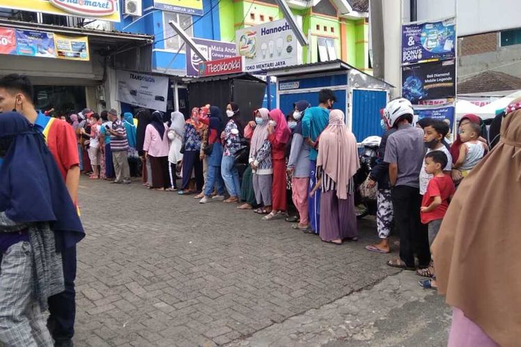Puluhan warga mengantre untuk membeli minimarket minyak goreng di salah satu di Kecamatan Kemiling, Sabtu (19/2/2022) pagi.  Di minimarket ini dijual dengan sistem kupon dan perorang dibatasi 2 liter.