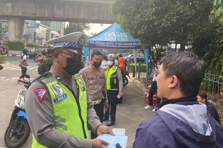 Seorang pria bernama Dody (45) ditilang aparat kepolisian usai tak lolos uji emisi di Terminal Blok M, Kebayoran Baru, Jakarta Selatan, Jumat (1/9/2023).