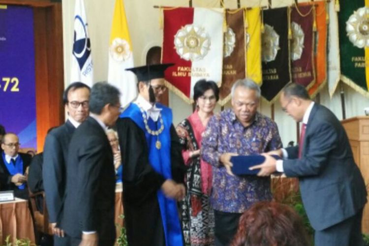 Menteri Pekerjaan Umum dan Perumahan Rakyat (PUPR) Basuki Hadimuljono saat menerima anugerah Herman Johannes Award di Universitas Gadjah Mada (UGM). Selasa (20/2/2018).