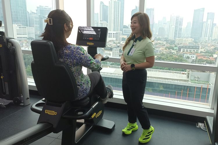 Dokter Spesialis Kedokteran Olahraga di Mayapada Medical Center Kuningan, dr. Elsye, SpKO saat memperlihatkan cara kerja salah satu alat di gym Mayapada Medical Center Kuningan (MMCK) di Jakarta Selatan, Selasa (28/10/2025).