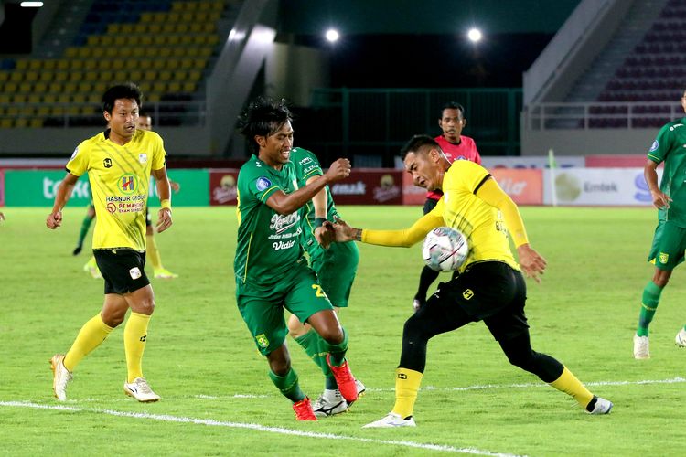 Aksi perebutan bola dalam laga Liga 1 antara Persebaya vs Barito Putera di Stadion Manahan, Solo, Sabtu 4 Desember 2021.