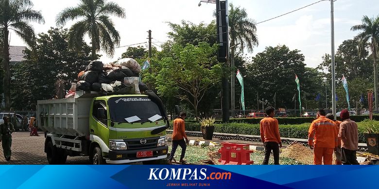 Dengan Alat Berat Satpol PP  Bogor  Musnahkan 6320 Botol Miras