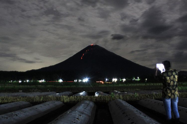 Guguran lava pijar Gunung Semeru terlihat dari Desa Pranajiwo, Lumajang, Jawa Timur, Rabu (4/3/2020). Aktivitas vulkanik Gunung Semeru di Jawa Timur meningkat sejak sepekan terakhir dengan intensitas delapan kali guguran lava pijar dengan jarak luncur 200 hingga 1.000 dari pusat guguran gunung dan status Siaga level II atau waspada.