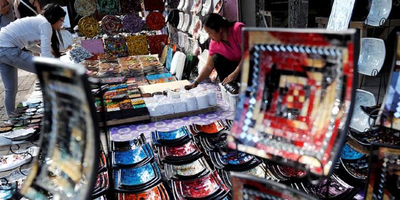 Pedagang menata kerajinan yang dijual di Pasar Ubud, Bali, beberapa waktu lalu. Ubud, sebagai salah satu kawasan yang dikunjungi banyak wisatawan asing, menjadi tempat yang potensial untuk memasarkan aneka produk kerajinan. Selain dari Bali, kerajinan yang dipasarkan di tempat ini juga dipasok dari sejumlah daerah di Pulau Jawa.