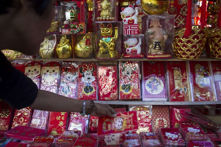 Menjelang perayaan tahun baru China (Imlek) 2571, Pedagang pernak-pernik Imlek mulai memadati kawasan Pecinan Glodok, Jakarta Barat, Selasa (14/1/2020). Berbagai macam dagangan seperti lampion, pakaian, bunga hiasan, dan angpau dijual dengan variasi harga yang berbeda.