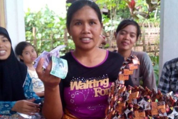 Para perempuan dari komunitas setempat bisa memperoleh uang dari penjualan produk berbahan sampah plastik.