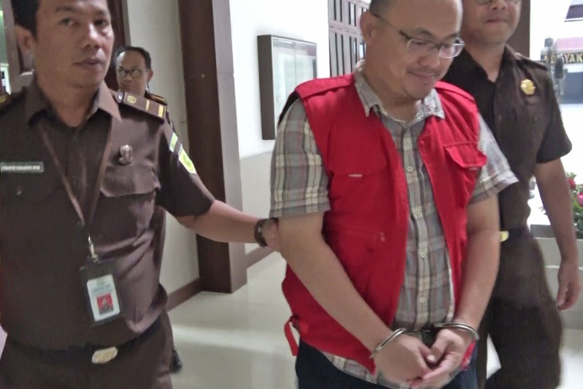 Kejaksaan Tinggi Sumut menahan Kepala UPT Jalan dan Jembatan Dinas Bina Marga dan Bina Kontruksi (BMBK) Sumut karena diduga terlibat korupsi Rp 2,4 Miliar 