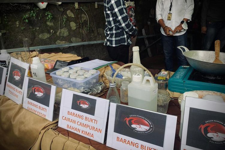 Cecep Ridwan (28) alias CR atau GARPU tersangka pembuatan sabu di rumahnya sendiri di Kampung Ciseupan, Desa Panyocokan, Kecamatan Ciwidey, Kabupaten Bandung, Jawa Barat, dikenal kurang bersosialisasi dengan warga tempat ia tinggal. Cecep dikenal warga sebagai sosok yang tidak pernah berbicara banyak dengan warga sekitar. Tak aneh, warga sekitar tak mengetahui aktifitas Cecep di dalam rumah.