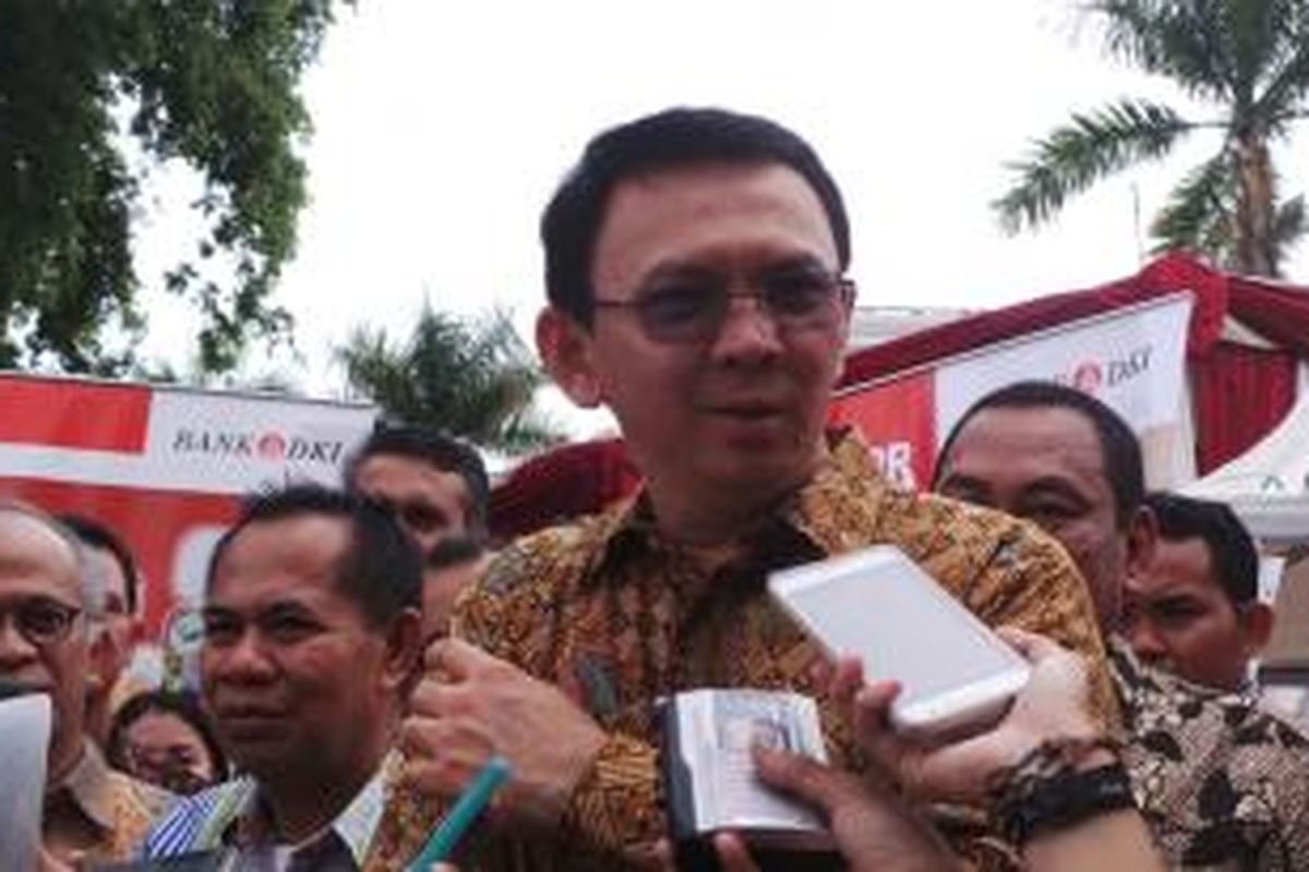 Gubernur DKI Jakarta Basuki Tjahaja Purnama bersama Kepala Dinas KUMKMP DKI Irwandi (kanan Basuki), di kawasan Kota Tua, Jakarta Barat, Jumat (18/12/2015).