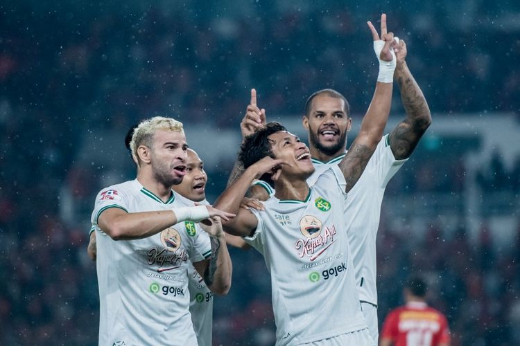 Para pemain Persebaya Surabaya merayakan gol mereka ke gawang Persija Jakarta pada Selasa (17/12/2019) di Stadion Utama Gelora Bung Karno.