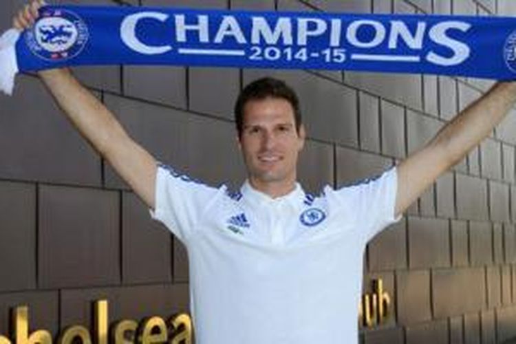 Asmir Begovic resmi menjadi kiper Chelsea setelah ditransfer dari Stoke City, Senin (13/7/2015). 