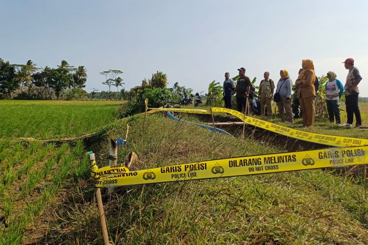 sebuah sumur bor di area persawahan Blok I Desa Nampu, Kecamatan Purwodadi, Purworejo, Jawa Tengah, malah mengeluarkan gas alam misterius