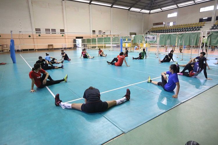 Para pemain timnas voli putri Indonesia sedang menjalani latihan di Padepokan Voli, Sentul, Kabupaten Bogor, Kamis (1/6/2017).