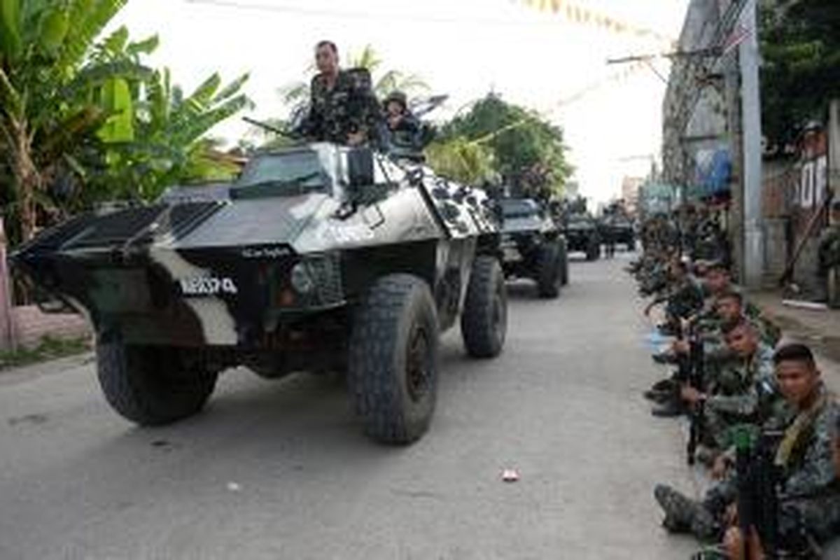 Para prajurit Filipina bersiap di salah satu sudut kota Zamboanga di Filipina selatan menanti perintah dalam menghadapi pemberontak MNLF yang menyandera ratusan orang di kota itu.
