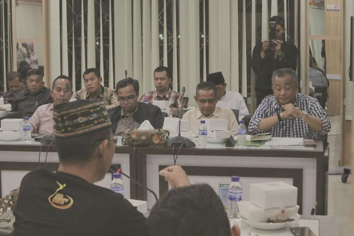 Pihak Pemerintah Kota Jambi bersama Sekretaris Daerah Kota Jambi Ridwan (baju biru) dalam rapat Dewan Perwakilan Rakyat Kota Jambi. Dewan adakan dengar pendapat bersama permasalahan rumah keluarga Nenek Hafsah, pada Minggu (11/6/2023) malam. 