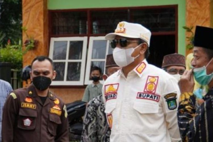 Bupati Pasuruan Irsyad Yusuf meninjau vaksinasi anak di Kabupaten Pasuruan.